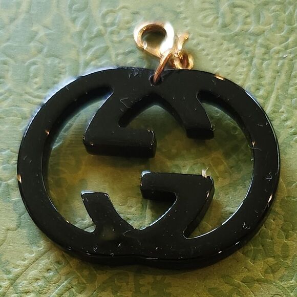 Gucci Black Logo Pendant with Gold Clasp - Picture 4 of 8